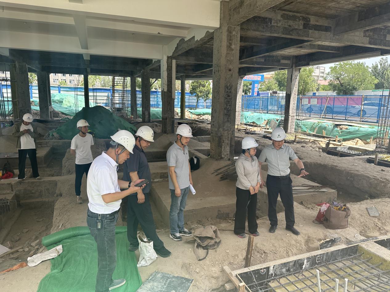 校領導暑期一線督導基建項目建設 重點檢查水暖電安裝進展